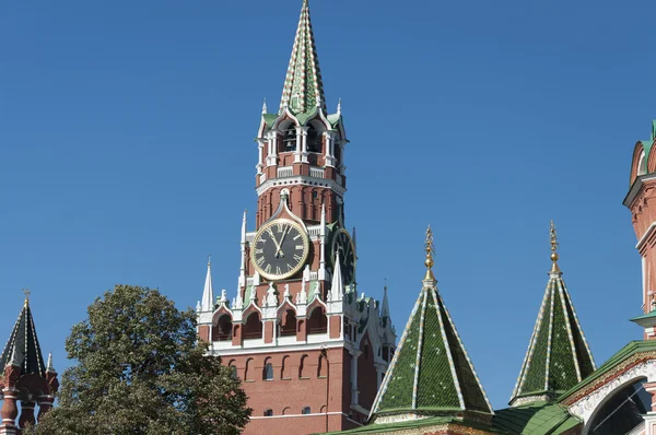 Reloj de torre del Kremlin Spasskaya sobre el cielo —  Fotos de Stock