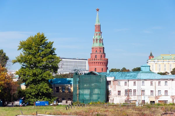 MOSCOW, RÚSSIA - 21.09.2015. Vodovzvodnaya Torre do Kremlin de Moscou no fundo velhas casas destruídas. Rússia — Fotografia de Stock