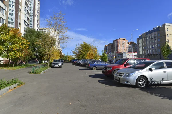 MOSCOW, RÚSSIA - 19.09.2015. parque de estacionamento acima do solo para Zelenograd no outono — Fotografia de Stock