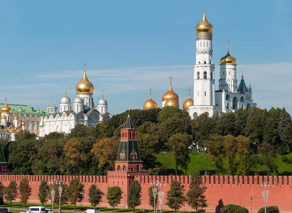 Catedrales Uspensky y Blagoveschensky e Iván Gran Campana del Kremlin de Moscú. Rusia — Foto de Stock