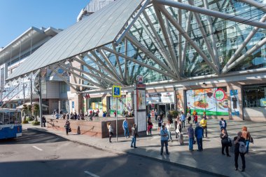 Moskova, Rusya - 09.21.2015. Kiev tren istasyonu alanda Avrupa alışveriş merkezi