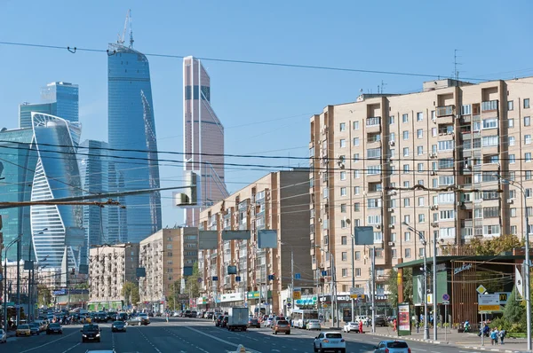 Moscú, Rusia - 09.21.2015. Grande Dorogomilovskaya vista de la calle del centro de negocios de Moscú — Foto de Stock