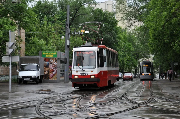 Moscow, Oroszország - 28.05.2015. Villamos az utcán az esőben — Stock Fotó