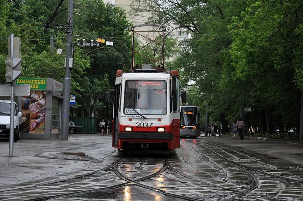 Moscow, Oroszország - 28.05.2015. Villamos az utcán az esőben — Stock Fotó