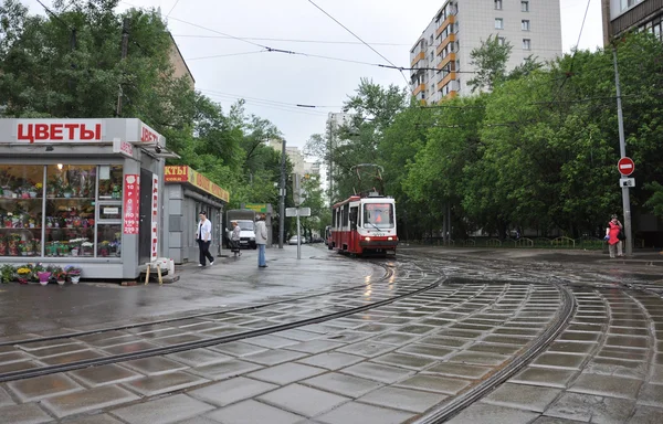 МОСКВА, РОССИЯ - 28.05.2015. Трамвай на улице под дождем — стоковое фото