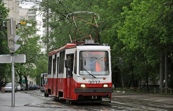 モスクワ, ロシア連邦 - 28.05.2015。路面は雨の中通りです。 — ストック写真