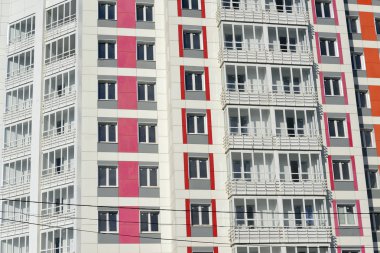 Modern bir apartmanın ön cephesi