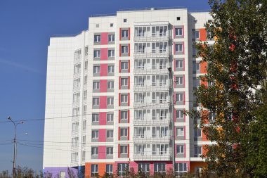 Modern bir apartmanın ön cephesi