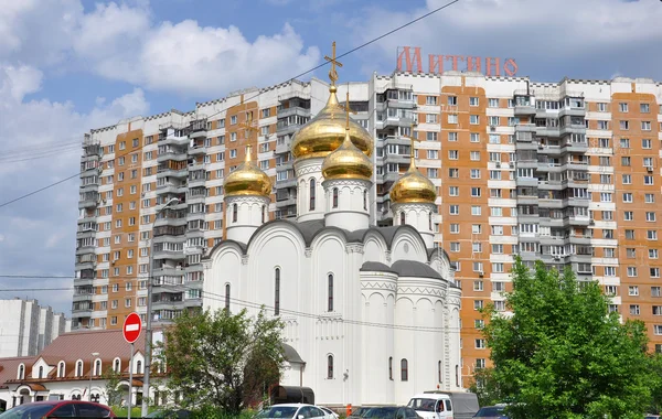 МОСКВА, РОССИЯ - 05.29.2015. Храм в честь Всемилостивого Спасителя в Митино — стоковое фото