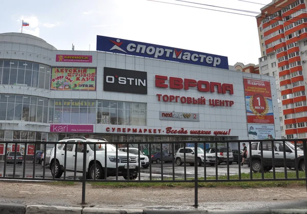 Lipetsk, RUSIA - 29.05.2015. Centro comercial Europa en la calle Katukova — Foto de Stock