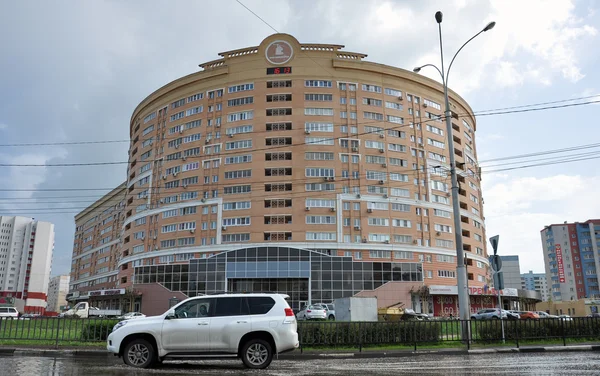 Lipetsk, RUSIA - 29.05.2015. Lipetsk - el centro administrativo de la región de Lipetsk. Vista calle Katukova — Foto de Stock