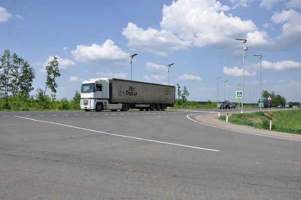 LIPETSK, RÚSSIA - 29.05. 2015 Branco Renault semi-reboque caminhão em uma estrada interurbana — Fotografia de Stock