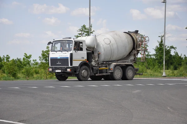 LIPETSK, RÚSSIA - 29.05. Em 2015. Misturador de concreto MAZ branco na estrada — Fotografia de Stock