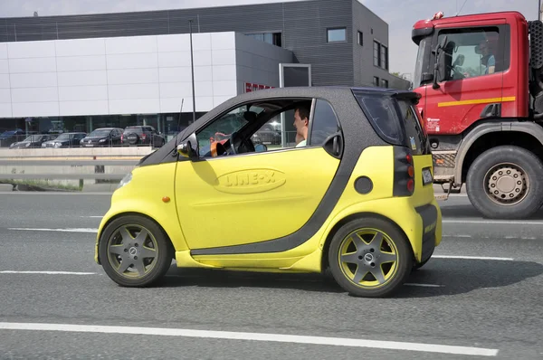 モスクワ, ロシア連邦 - 29.05.2015。広告のライン-x モスクワ環状道路に黄色のスマート車 — ストック写真