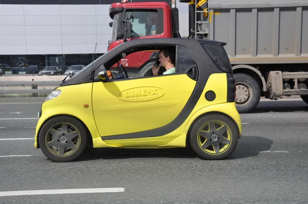モスクワ, ロシア連邦 - 29.05.2015。広告のライン-x モスクワ環状道路に黄色のスマート車 — ストック写真