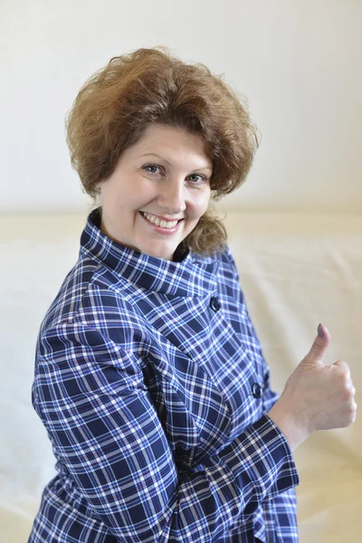Woman shows a gesture that all is well — Stock Photo, Image