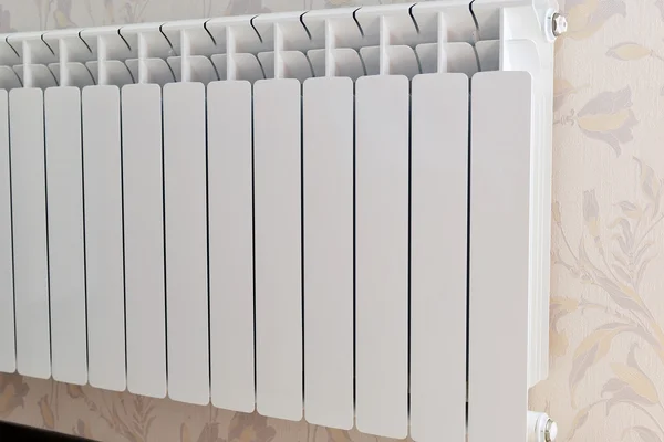 Radiador de aquecimento branco na parede — Fotografia de Stock