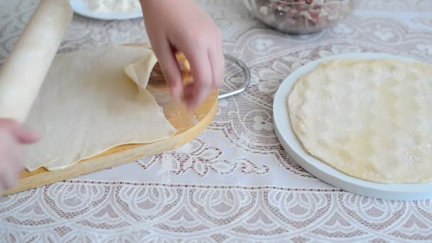 Руки детей разворачивают тесто для пельмени — стоковое видео
