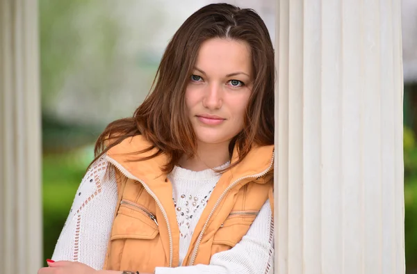 Pretty young woman in a gazebo at the park — Stock Photo, Image