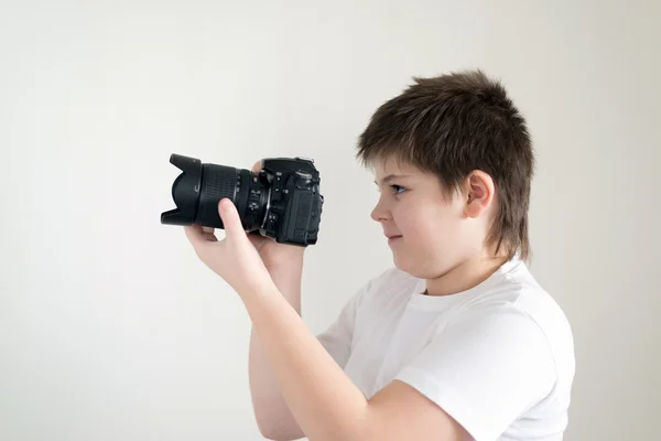 Adolescente com câmera na luz — Fotografia de Stock