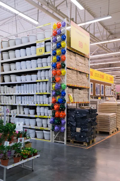 MOSCOW, RUSSIA - FEBRUARY 15, 201: Interior dari Leroy Merlin Store. Leroy Merlin adalah sebuah toko kelontong dan pengecer berkebun Prancis yang melayani 13 negara — Stok Foto