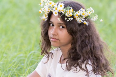 papatyalar niteliğine çelenk ile genç kız