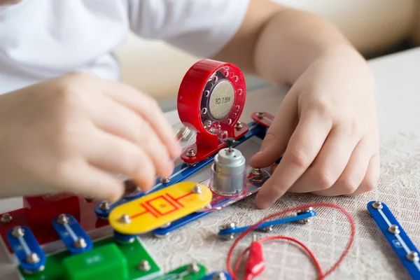 Adolescente chico en casa con proyecto electrónico — Foto de Stock