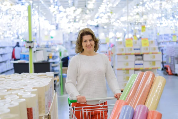 Femme achète papier peint en magasin — Photo