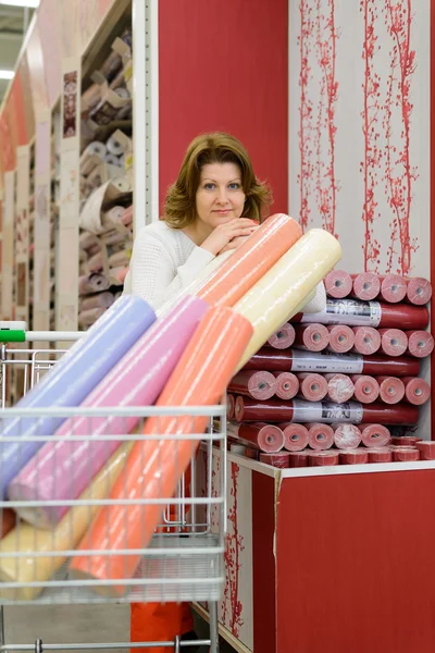 Mujer compra fondo de pantalla en la tienda — Foto de Stock