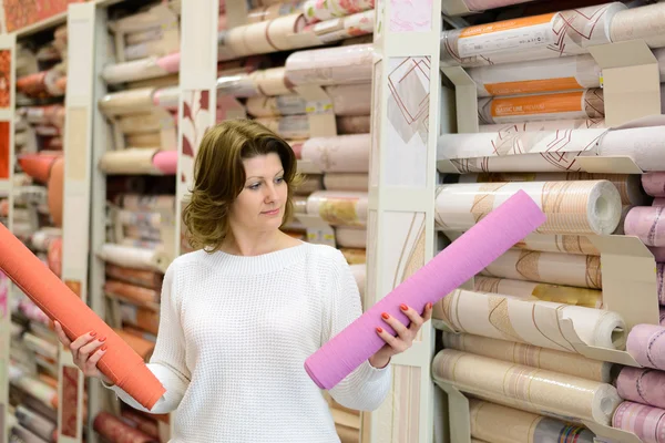 Wanita membeli wallpaper di toko — Stok Foto