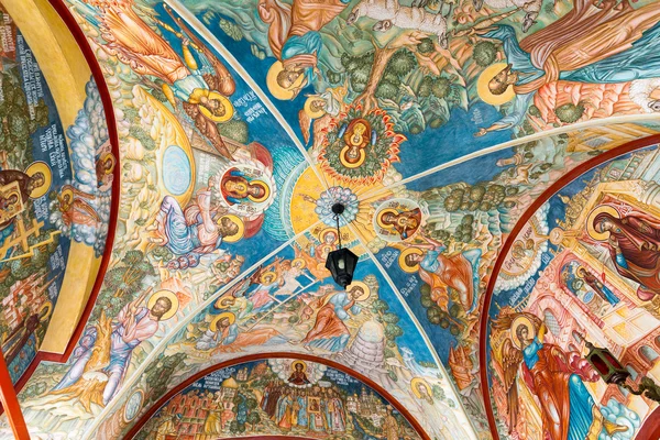 MOSCÚ, RUSIA - 9 DE MARZO DE 2014: Interior del templo de la Anunciación, construido en 1661 . — Foto de Stock