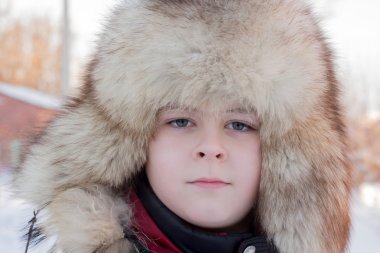 Kış şapkalı çocuk