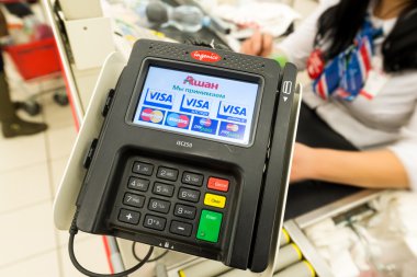 Moskova, Rusya, 1 Şubat 2015: Pos terminali ve onların kasa için alışveriş ödeyerek süpermarket müşteriler