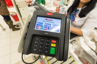 Moskova, Rusya, 1 Şubat 2015: Pos terminali ve onların kasa için alışveriş ödeyerek süpermarket müşteriler