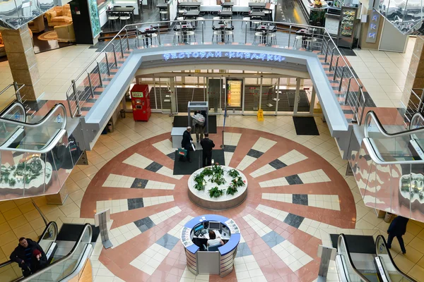 MOSCA, RUSSIA - 05 MARZO 2015: Interior Furniture shopping complex Grand. Mobili centro commerciale GRAND - il più grande negozio di specialità in Russia e in Europa . — Foto Stock