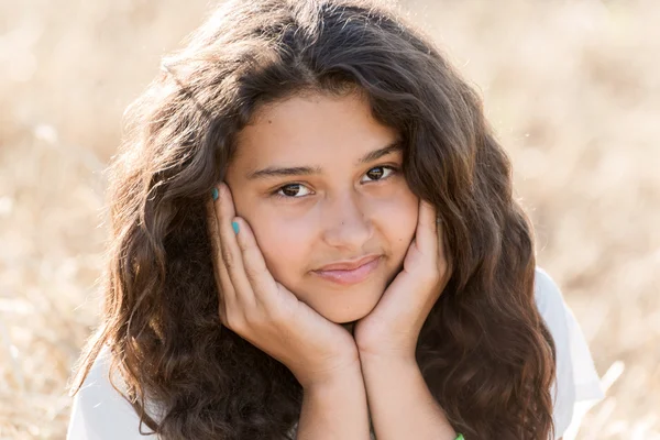 Teenie-Mädchen mit lockigen dunklen Haaren auf der Natur — Stockfoto