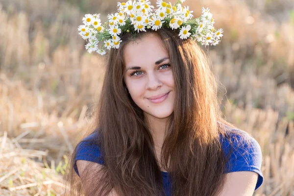 ヒナギクの花輪を持つ十代の少女 — ストック写真