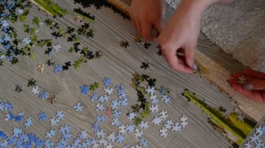 genç çocuk yerde yatarken bulmacalar toplar