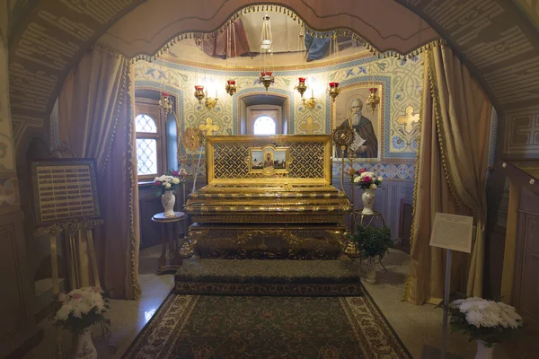 SUZDAL, RÚSSIA - 06.11.2015. As relíquias de Santo Arseny Elassonsky na Igreja da Assunção. Anel dourado — Fotografia de Stock