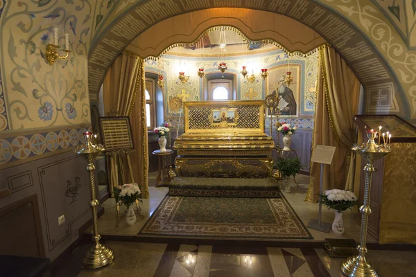 SUZDAL, RUSIA - 06.11.2015. Las reliquias de San Arsenio Elassonsky en la Iglesia de la Asunción. Anillo dorado —  Fotos de Stock