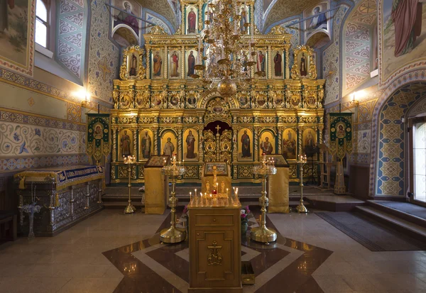 SUZDAL, RUSIA - 06.11.2015. El iconostasio en la Iglesia de la Asunción. Anillo dorado — Foto de Stock