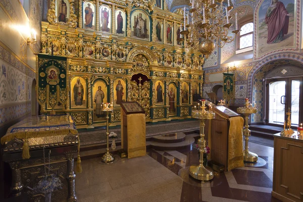 SUZDAL, RUSSIA 06.11.2015. L'iconostasi nella Chiesa dell'Assunzione. Anello d'oro — Foto Stock