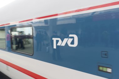 Moscow, Rusya Federasyonu-01.11.2015. Yüksek hızlı tren Strizh üzerinde Rzd amblemi