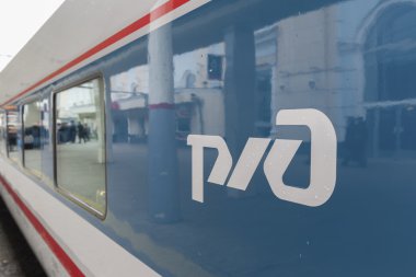 Moscow, Rusya Federasyonu-01.11.2015. Yüksek hızlı tren Strizh üzerinde Rzd amblemi