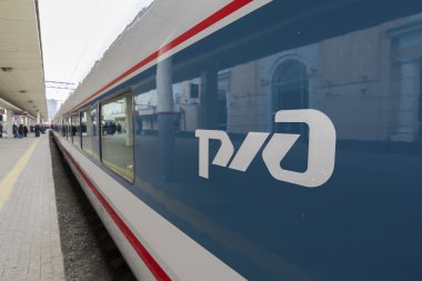 Moscow, Rusya Federasyonu-01.11.2015. Yüksek hızlı tren Strizh üzerinde Rzd amblemi