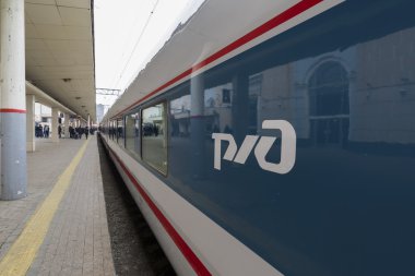 Moscow, Rusya Federasyonu-01.11.2015. Yüksek hızlı tren Strizh üzerinde Rzd amblemi