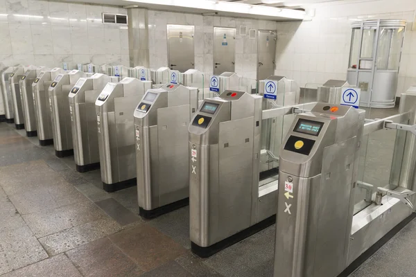 MOSCÚ, RUSIA - 01.11.2015. Torniquetes en la estación de metro Kurskaya. Metro de Moscú transporta 7 millones de pasajeros por día —  Fotos de Stock