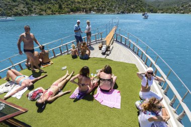 Kemer, Turkey - 06.20.2015. Turist Türkiye'nin sahil yakınındaki tekne