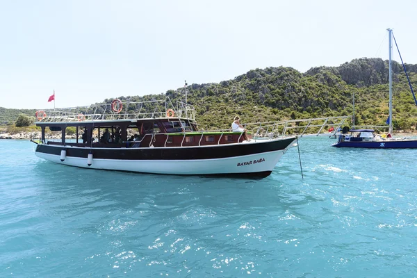 Kemer, Turkey - 06.20.2015. Boat with tourists near  coast of Turkey — Stock Photo, Image