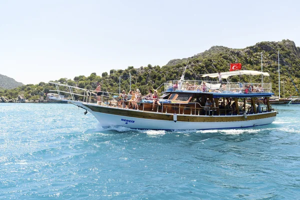 Kemer, Turkey - 06.20.2015. Boat with tourists near  coast of Turkey — Stock Photo, Image